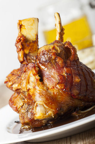 bayerische schweinshaxe mit bier