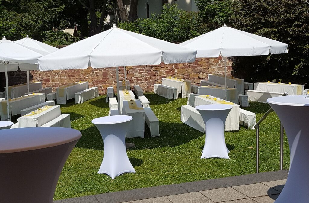 partyservice catering darmstadt bierzeltgarnituren mit schirmen und deko