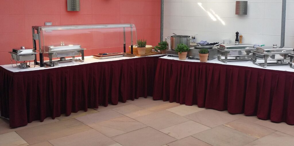 partyservice catering darmstadt buffet mit roten skirting