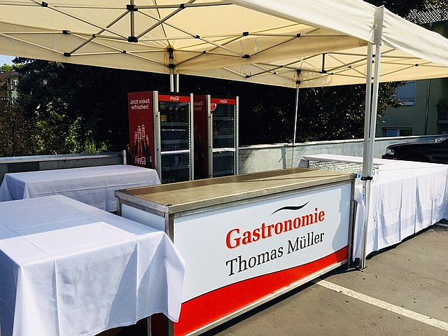 partyservice catering darmstadt getraenkestation mit theke kuehlschraenken und zelten
